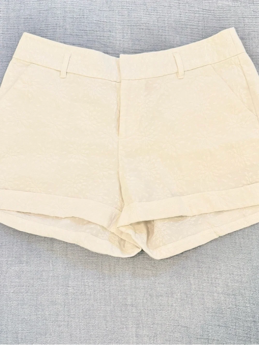 Elegant High-Rise Cream Floral Textured Women's Shorts - Picture 2 of 8